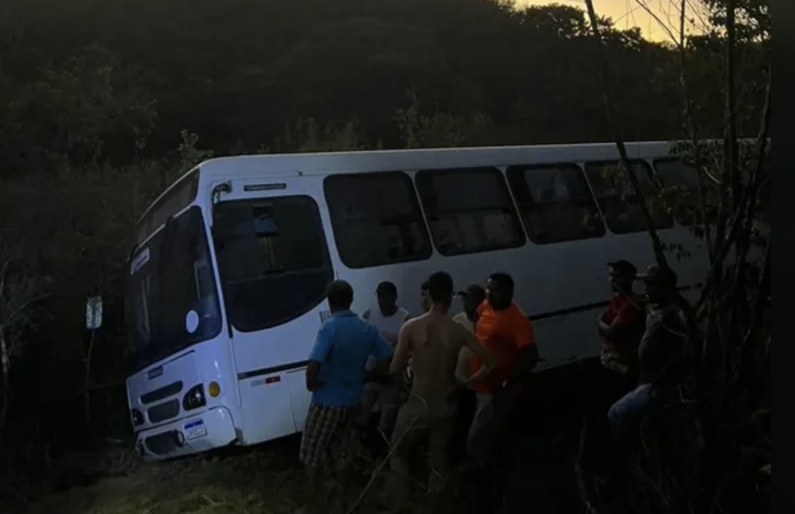 Ônibus que levava crianças para crisma cai de ponte e deixa dois mortos em Sergipe