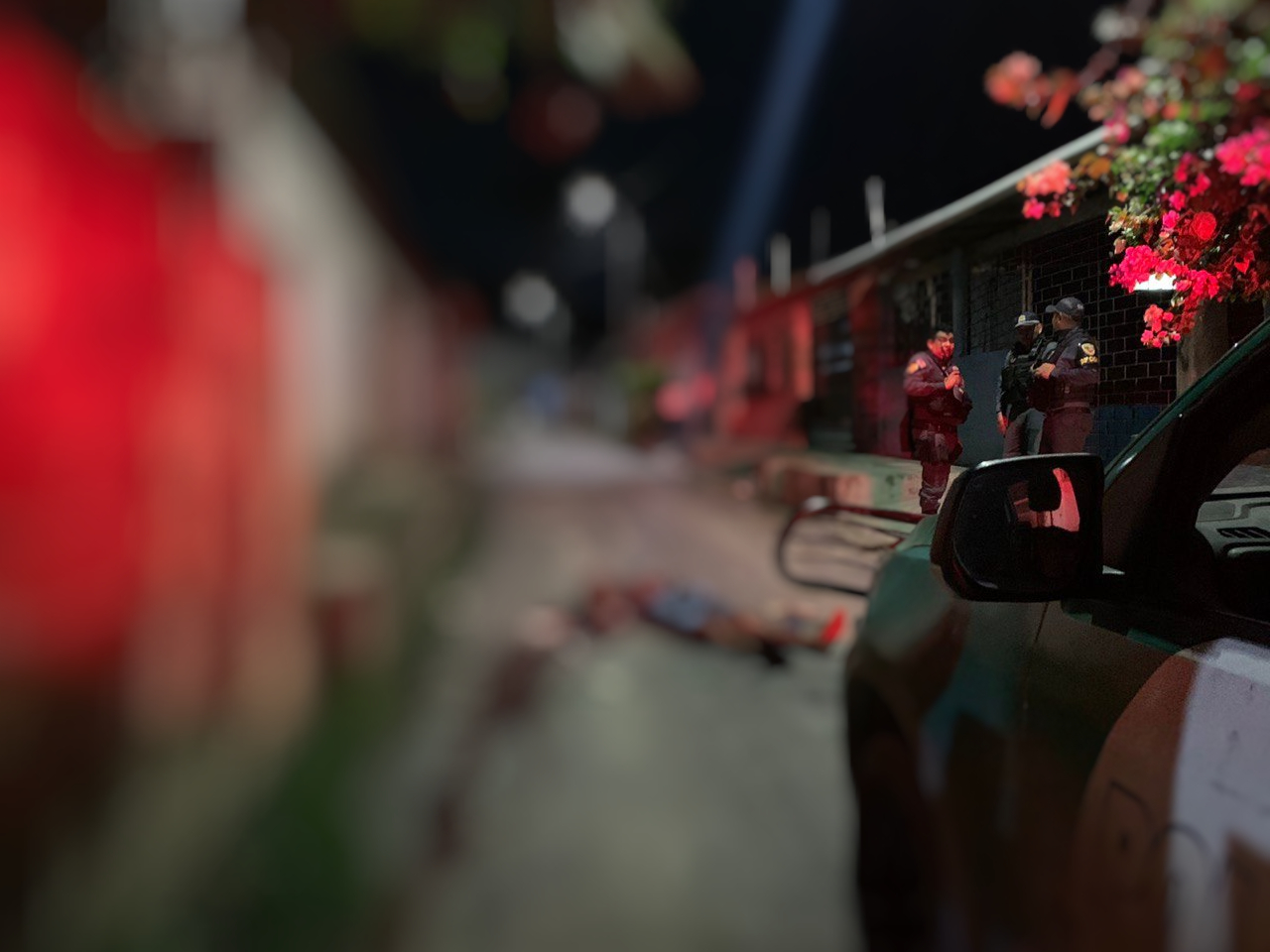 Criminosos arrastam homem para o meio da rua e o executam a tiros no Jorge Teixeira