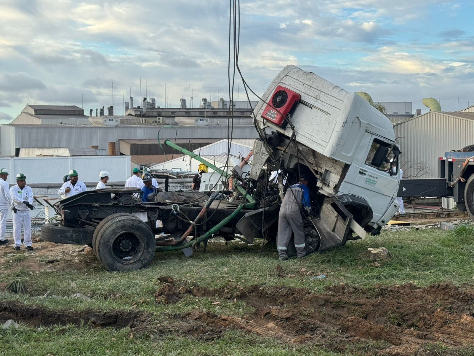 Carreta é removida do telhado de empresa após acidente fatal em Manaus