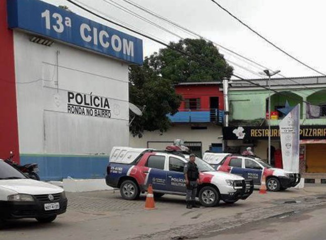 Homem é preso por ameaçar a mãe e arrebentar vidro de viatura na Cidade de Deus 