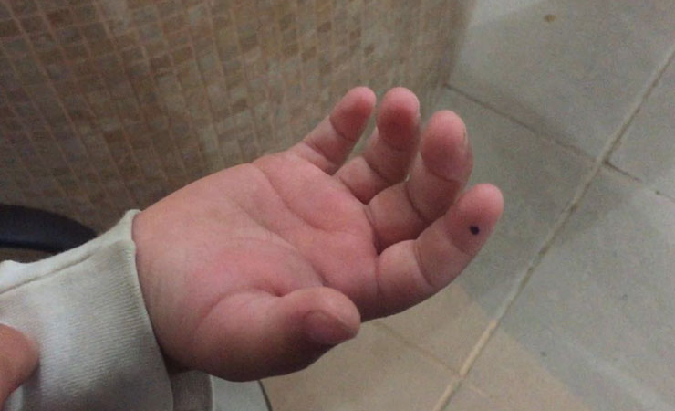 Desnutrida e aos gritos, criança de 4 anos é encontrada trancada em casa em Manaus