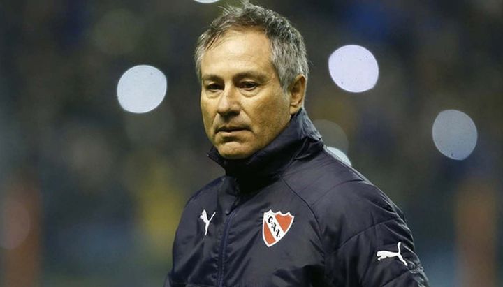 Após saída de Cuca, Santos anuncia Ariel Holan como técnico