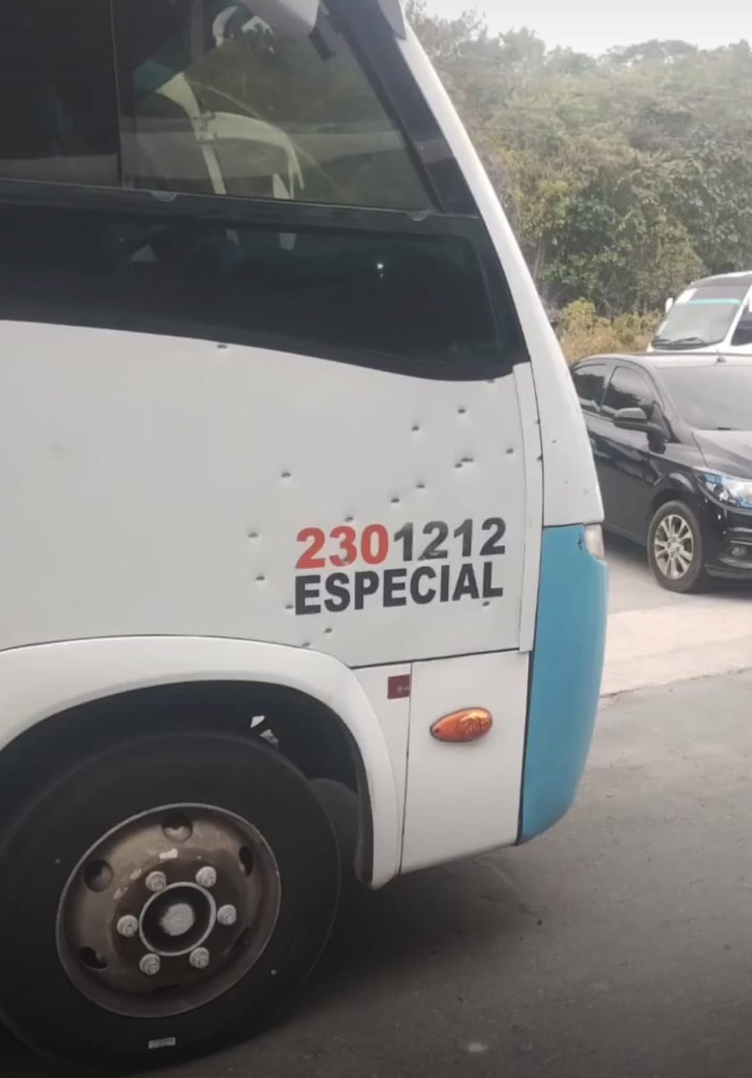 Ônibus de rota é metralhado durante assalto no Distrito Industrial 