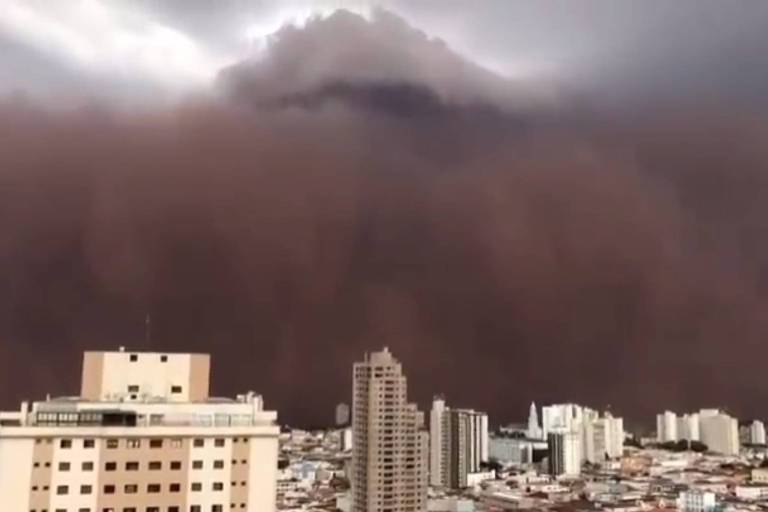 Tempestade de poeira atinge interior de SP e assusta moradores; Vídeos