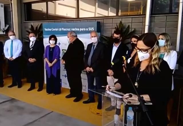 Bolsonaro troca sete ministros de uma só vez em cerimônia oficial