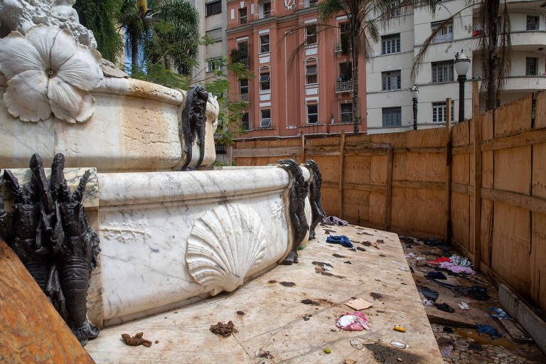 Praça em SP vira motel após dispersão da cracolândia, dizem moradores