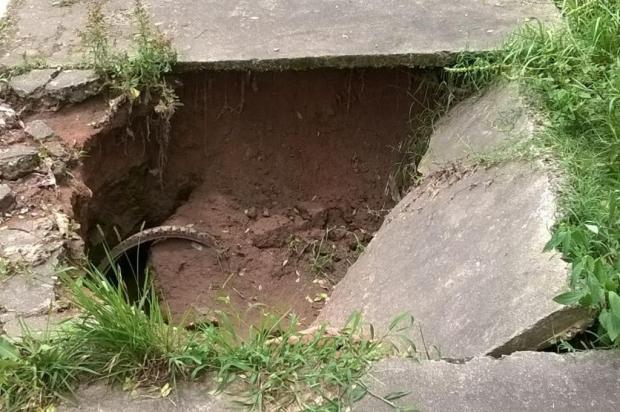 Família vai receber indenização após cratera abrir no quintal de casa