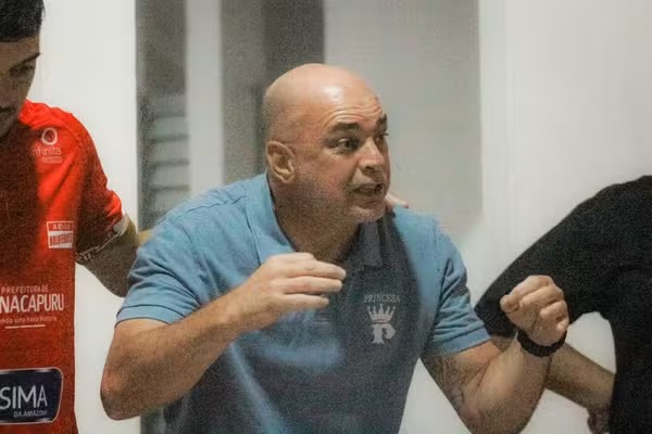 Maurinho Fonseca comemora ponto conquistado em jogo contra o Manaus na Série D