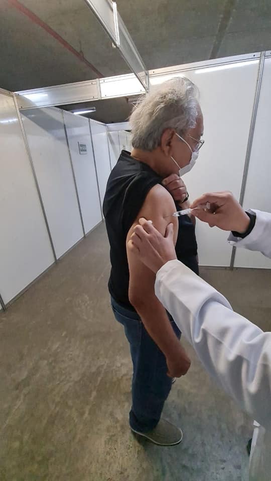 Aos 81 anos, Amazonino Mendes toma 2ª dose da vacina contra Covid-19
