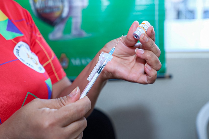 Idosos e imunossuprimidos vacinados há 6 meses já podem tomar reforço com bivalente