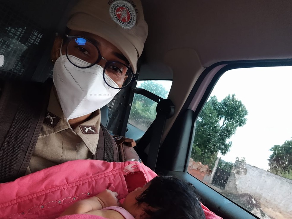 Recém-nascida é abandonada com carta dos pais na frente de empresa na Bahia