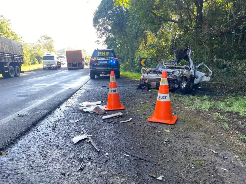 Quatro pessoas morrem carbonizadas em acidente entre carro e caminhão em rodovia