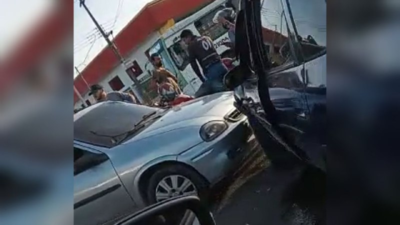 Vídeos: Motorista fica ferida em acidente de trânsito em avenida de Manaus