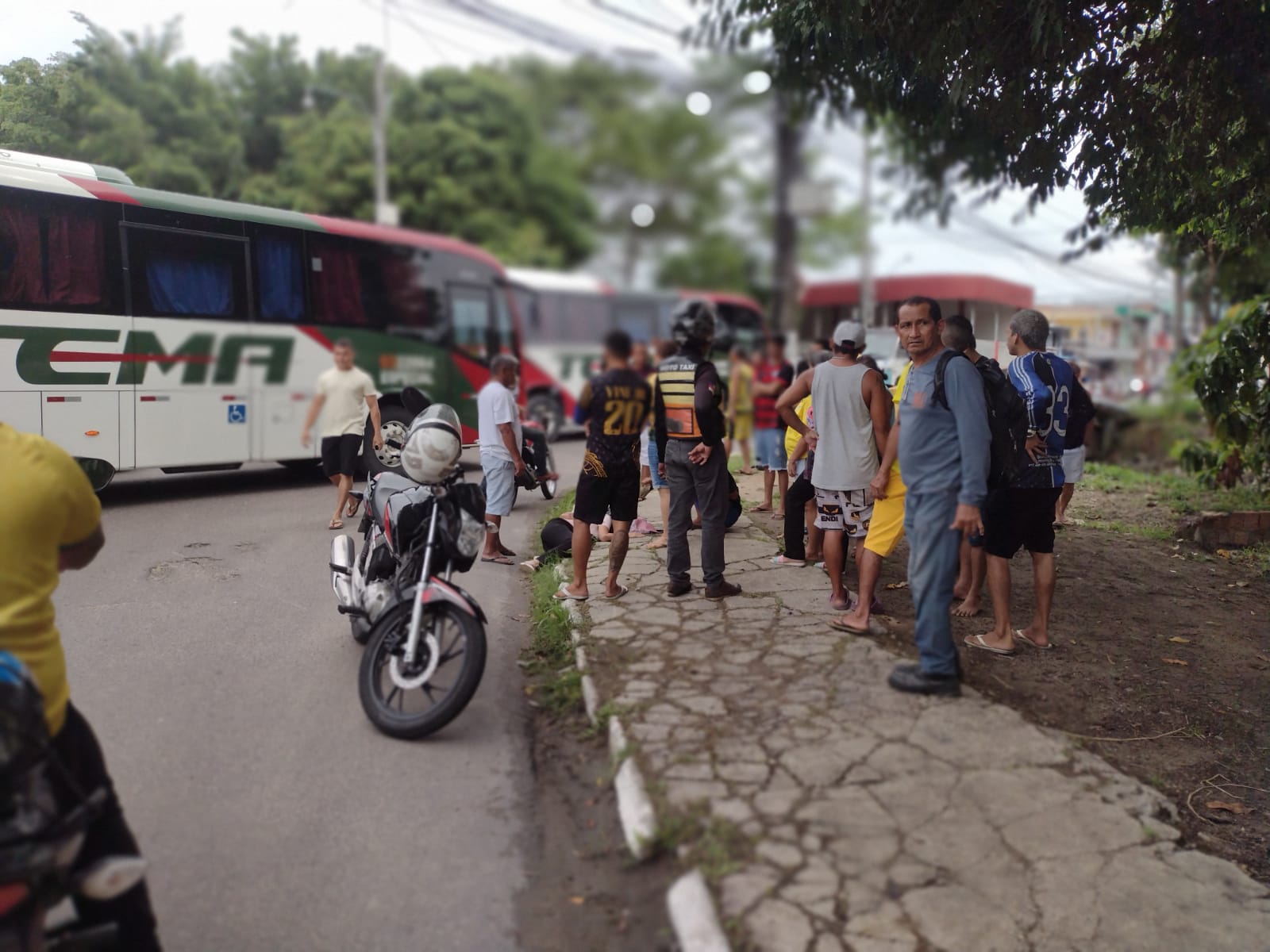 Casal é arremessado de motocicleta durante acidente em avenida de Manaus