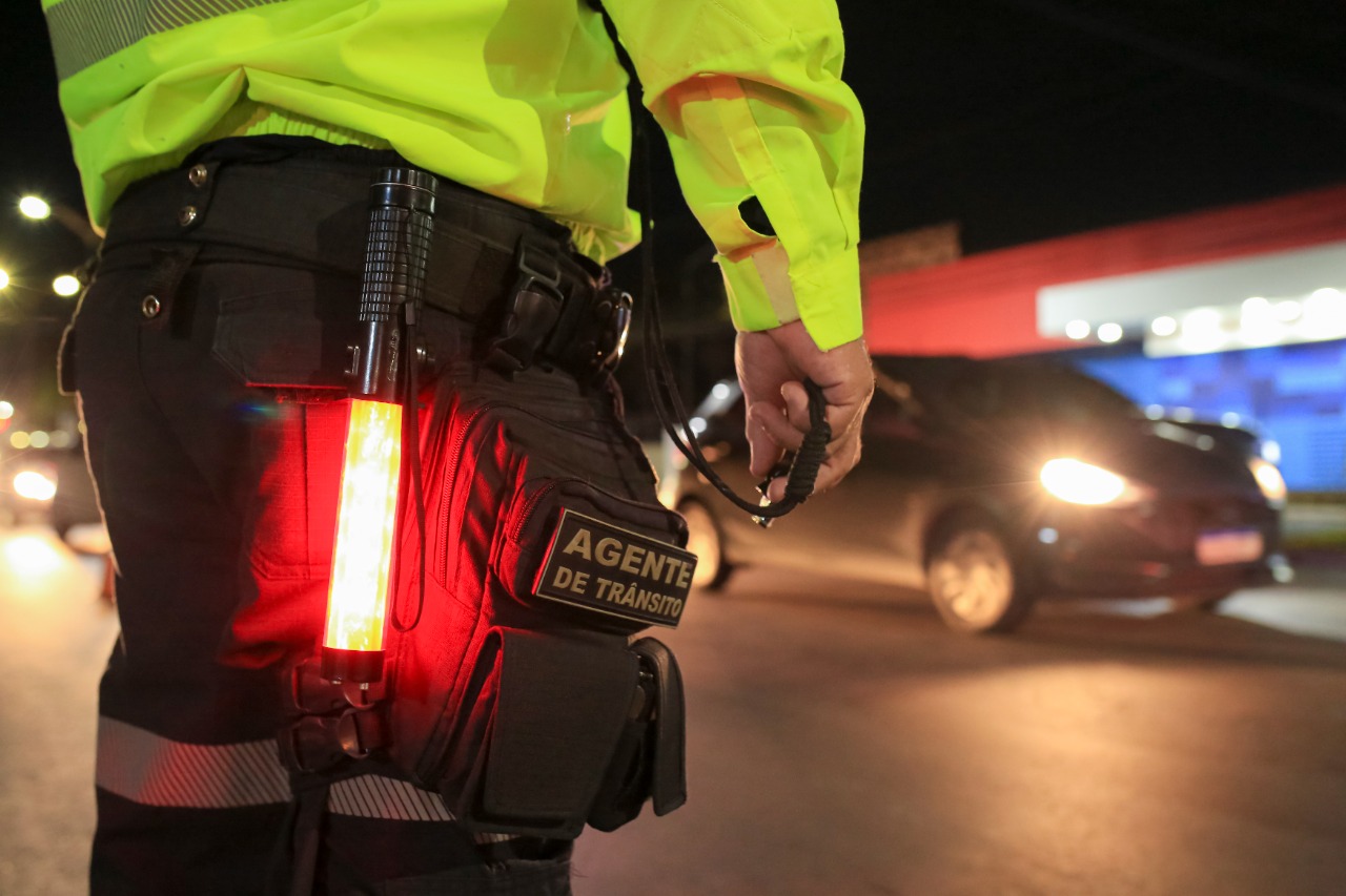 Mais de 70 motoristas são autuados por dirigirem com farol apagado a noite em Manaus