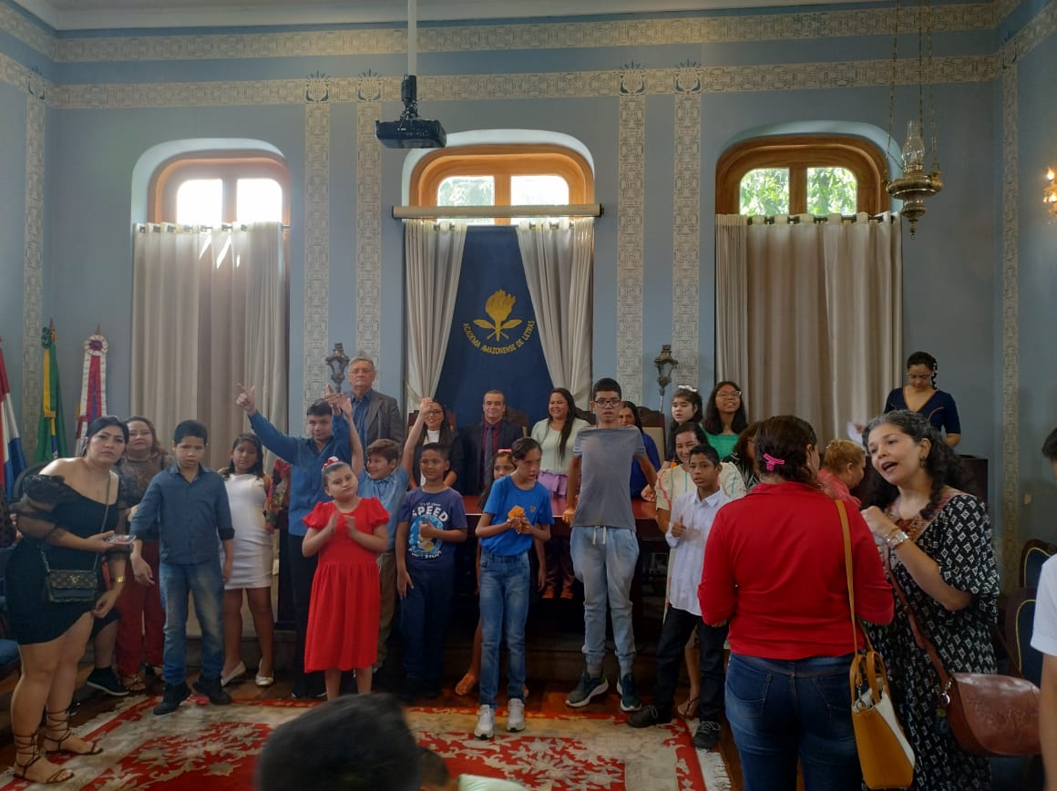 Estudantes da rede pública lançam livros na Academia Amazonense de Letras