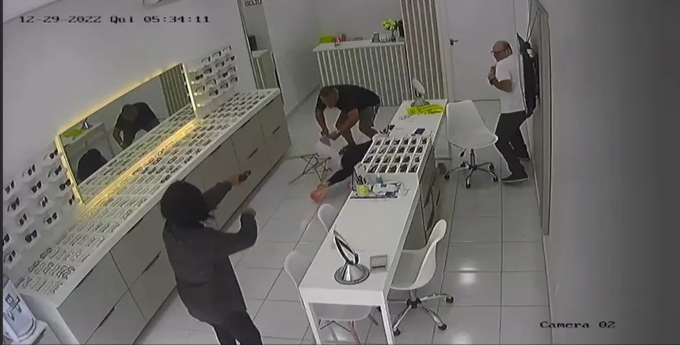 Suspeito que fugiu para Manaus após roubar R$ 390 mil de empresário é morto dentro de ótica