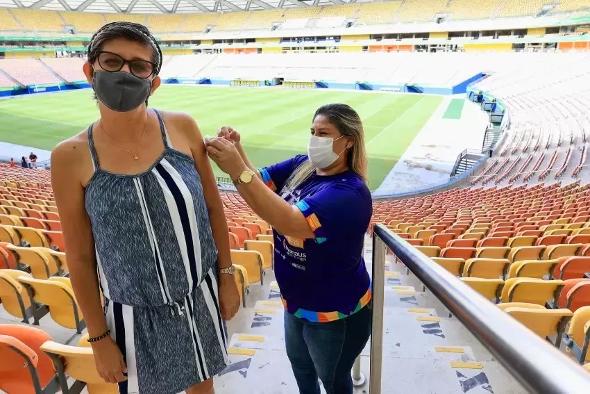 Em 2 anos, maior procura por vacinas contra Covid foram as sextas e sábados em Manaus