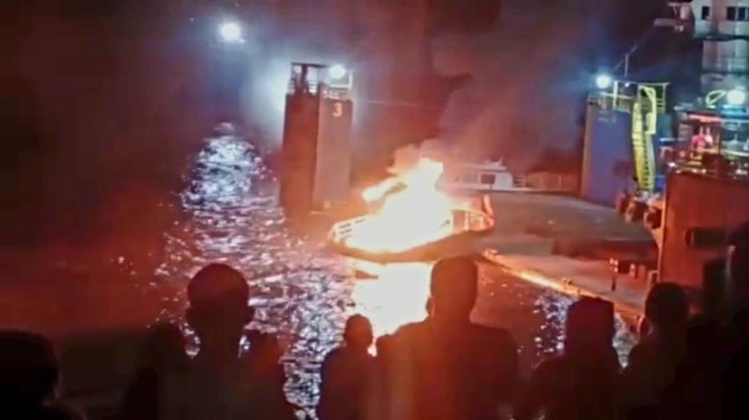 Tripulantes são encontrados com vida após balsa explodir em porto no Amazonas