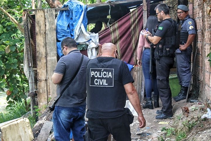 Vizinhos ouvem tiros e encontram homem morto em cima de sofá dentro de barraco em Manaus