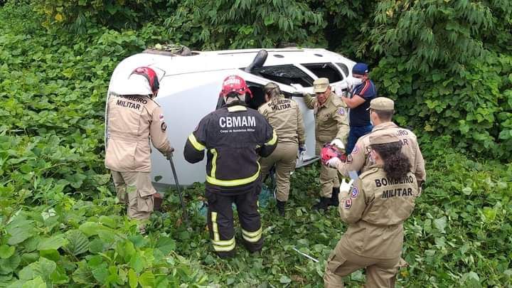 Carro capota na estrada de Presidente Figueiredo e mulher fica presa às ferragens; vídeos