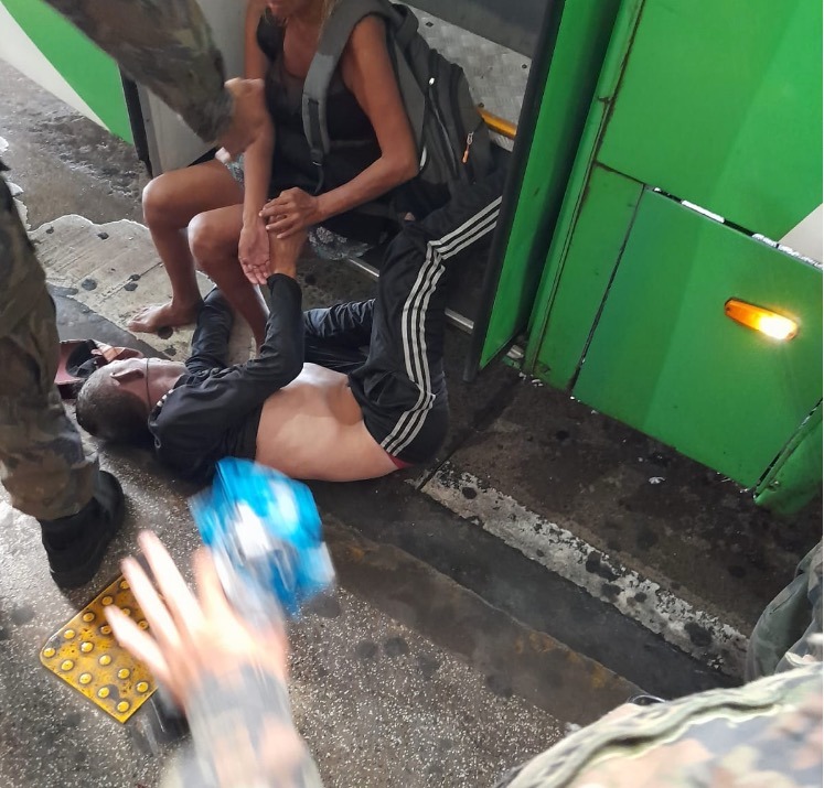 Briga entre casal termina com homem com cabeça quebrada ao cair de ônibus em Manaus