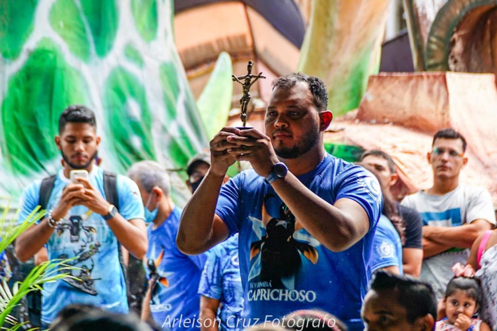 Artista do Caprichoso sofre grave acidente em Parintins, no Amazonas