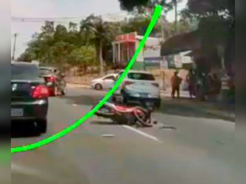 Vídeo: Motociclista fica ferido após acidente com carro em avenida de Manaus