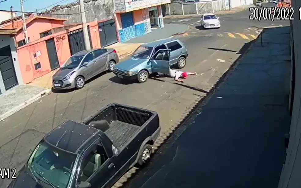 Vídeo: Sem cinto, motorista cai de carro em movimento durante curva