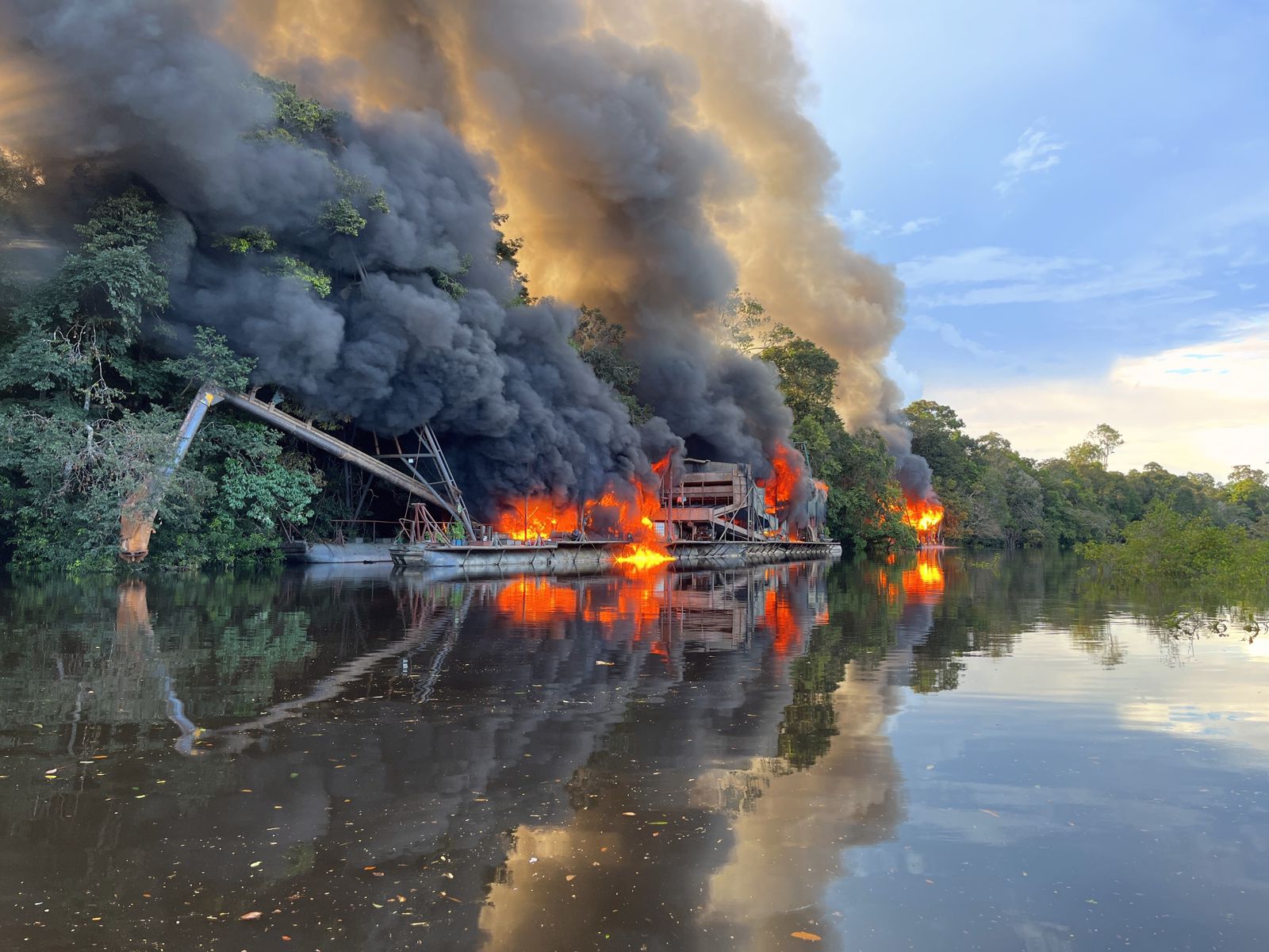 Ibama e forças armadas destroem 43 dragas usadas em garimpos ilegais no Amazonas