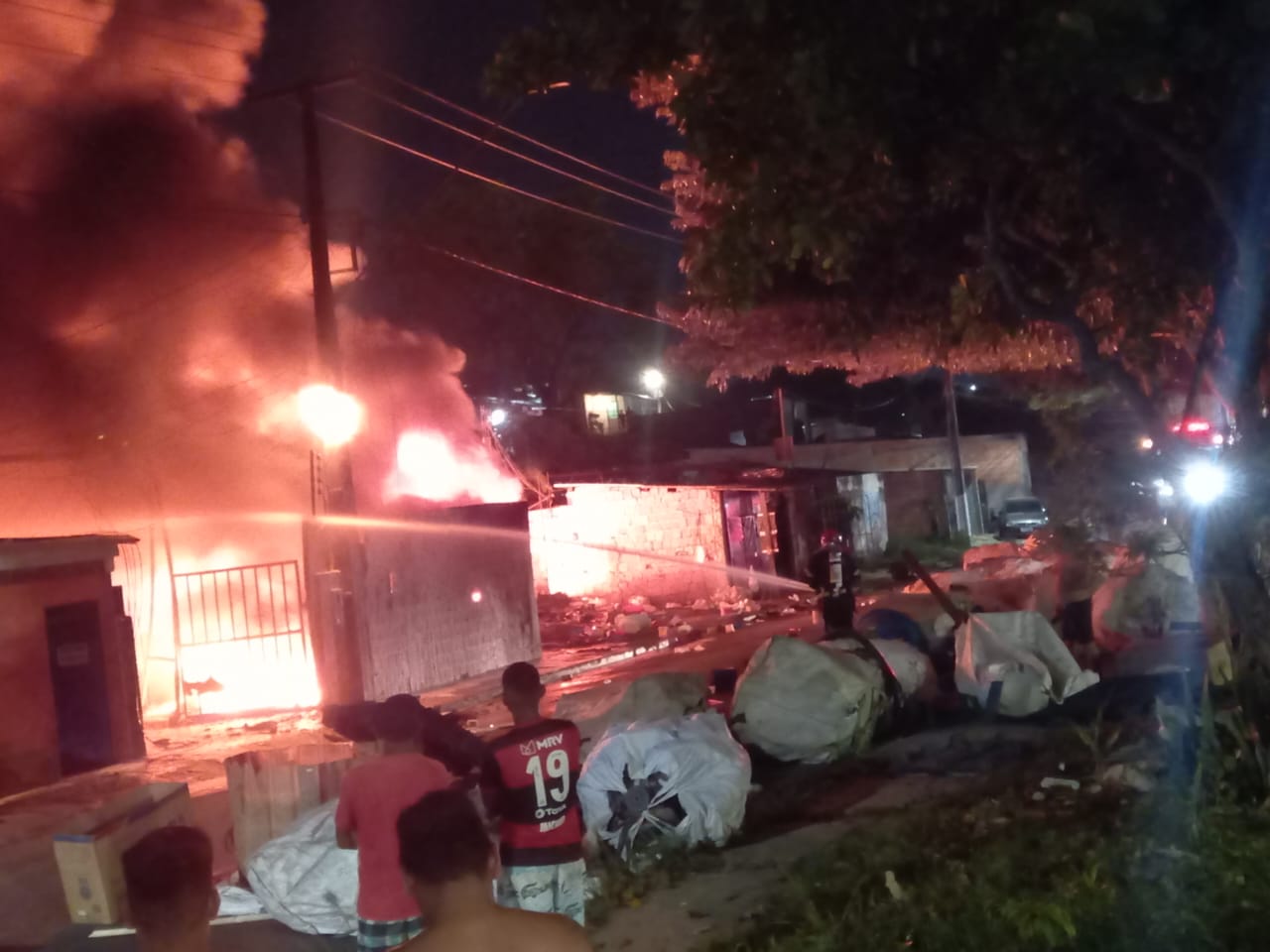 Vítimas de incêndio em galpão de reciclagem em Manaus recebem ajuda da prefeitura