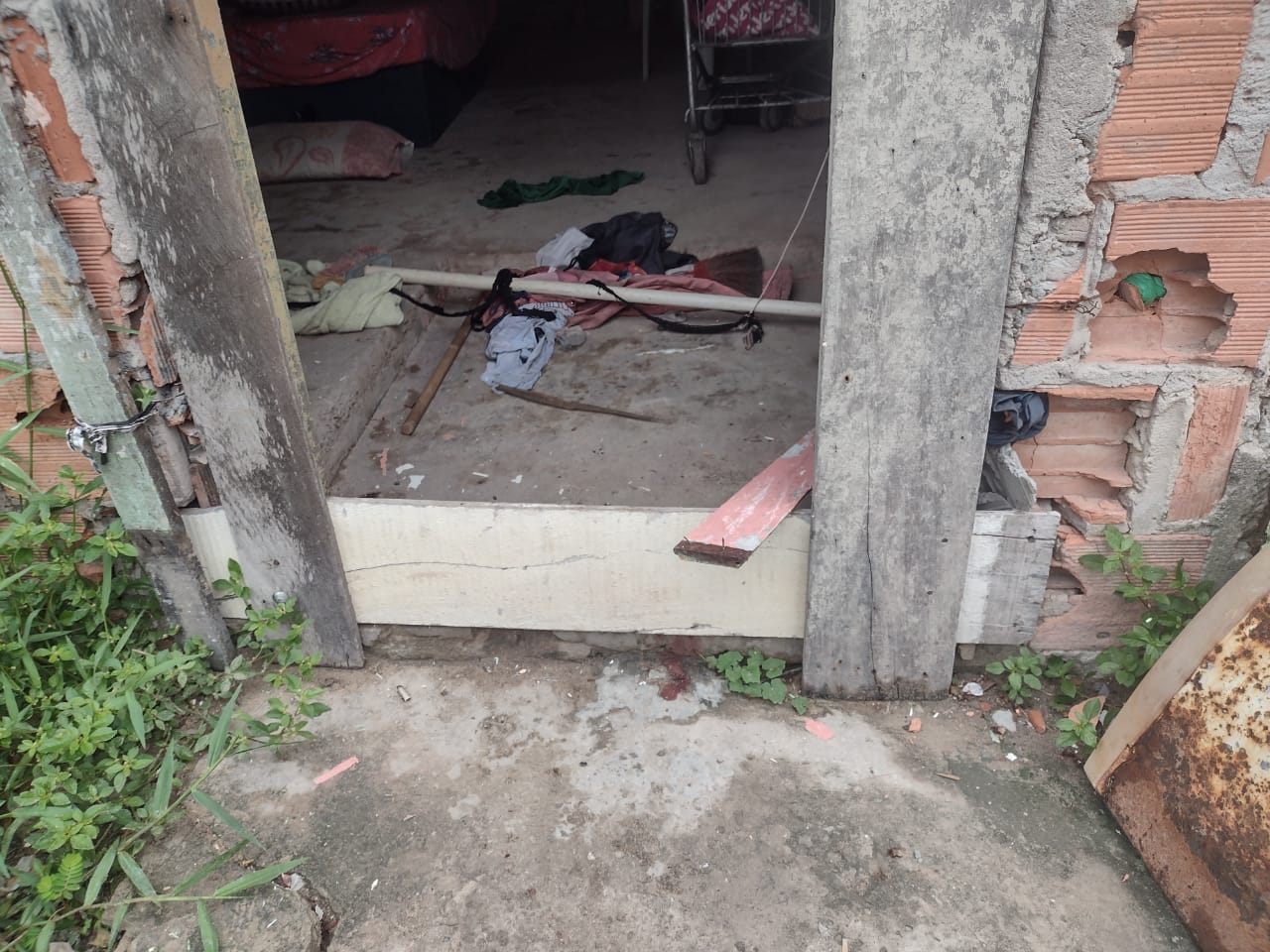 Após ser torturado, homem desaparece e vizinhos encontram casa cheia de sangue em Manaus; vídeos