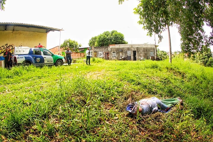 Enrolado em lençol, corpo é achado próximo a 'Piscinão de Ramos' em Manaus
