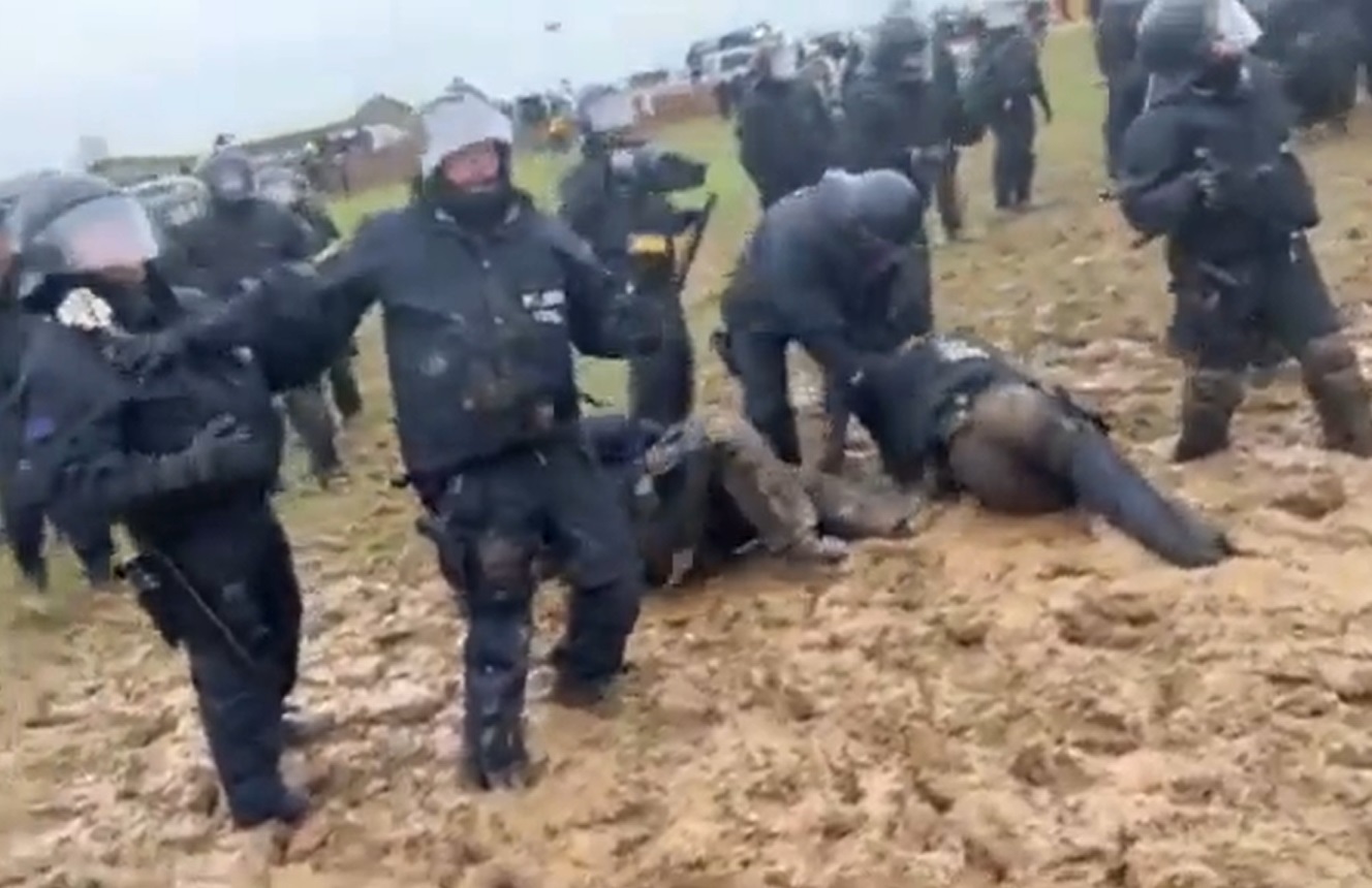 Policiais alemães ficam presos na lama durante tentativa de acabar com protesto; veja vídeo