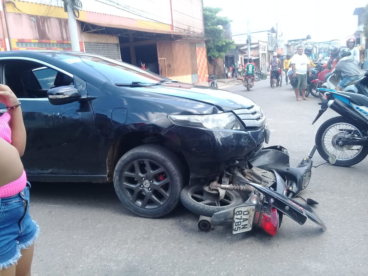 Vídeo: mulher é arremessada e motocicleta vai parar debaixo de carro em acidente no Amazonas