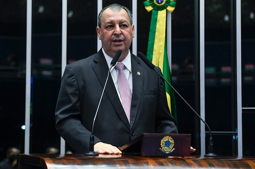 Omar Aziz lamenta que 700 mil famílias vivam em extrema pobreza no Brasil