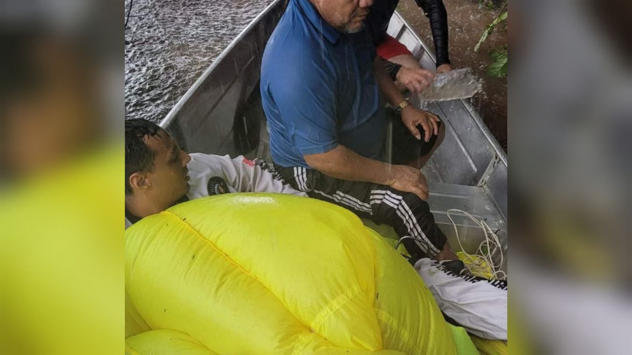 Vídeo mostra terceiro paraquedista sendo resgatado por embarcação em Manaus