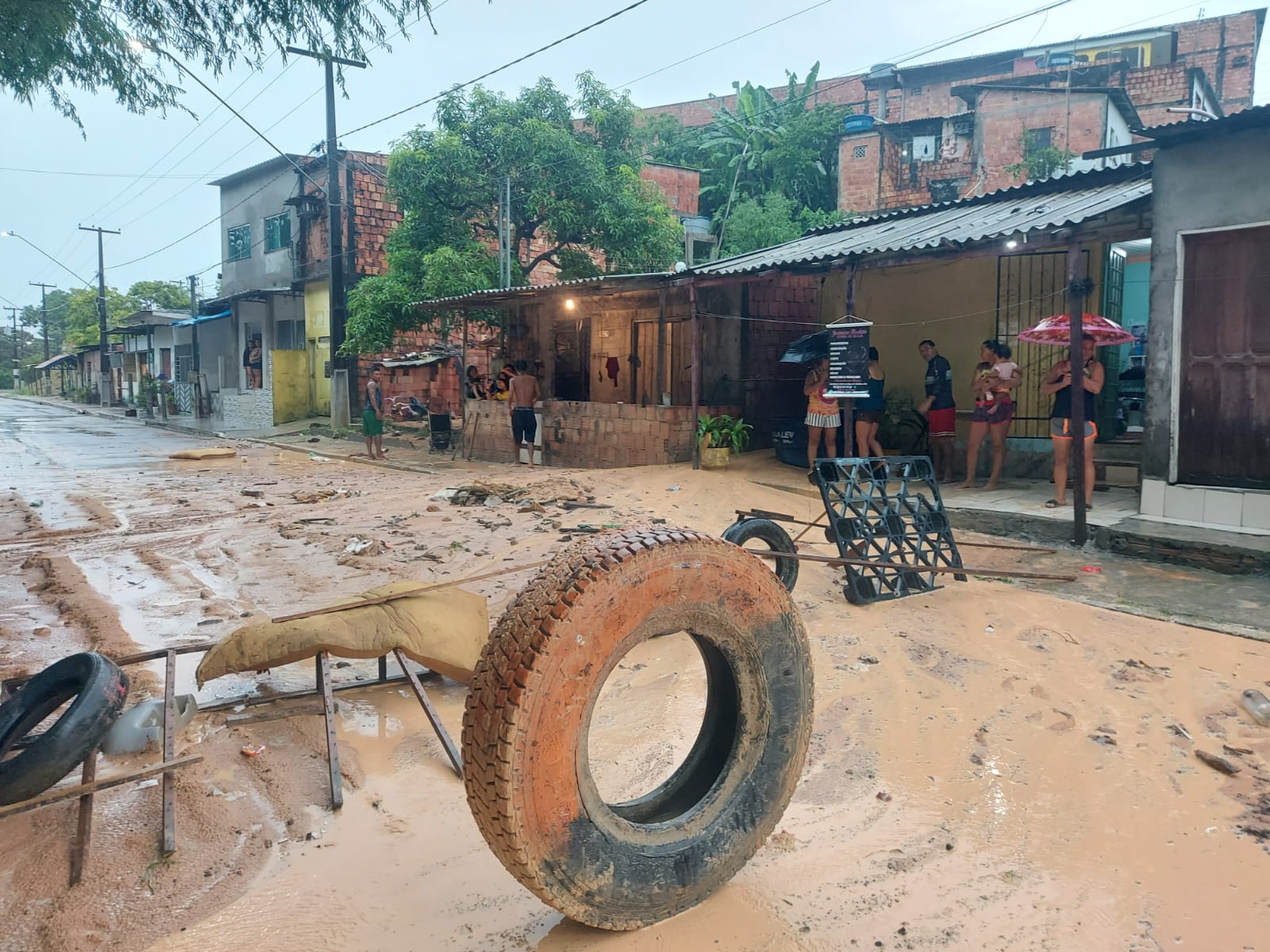 Avenida é invadida por lama após deslizamento de barranco durante chuva em Manaus