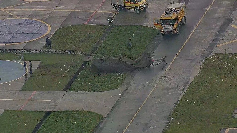 Helicóptero da Polícia Civil tomba durante manobra em aeroporto