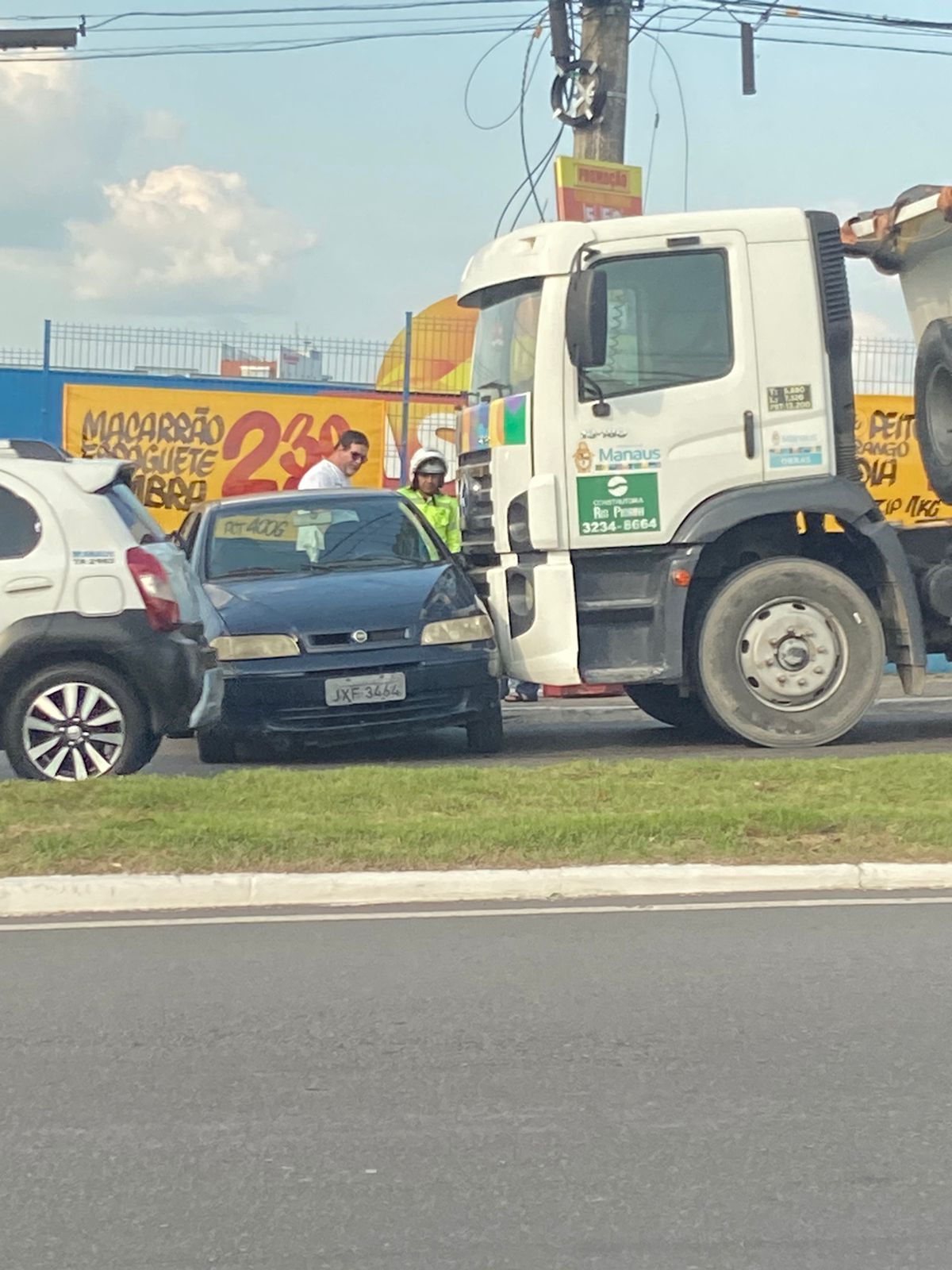 Acidente com caminhão caçamba causa congestionamento na Efigênio Salles