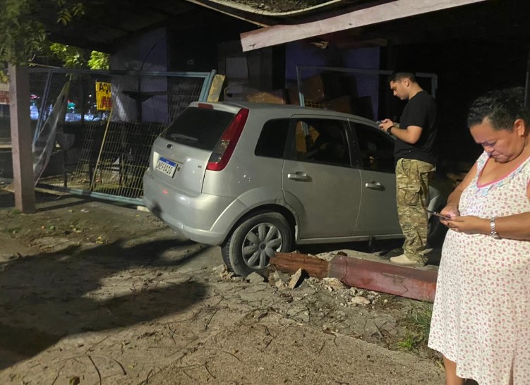 Motorista bêbado invade floricultura em Manaus e deixa rastro de destruição