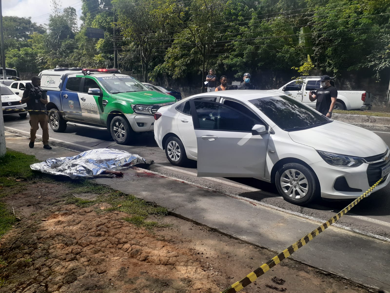 Homem executado a tiros em carro em Manaus foi perseguido por dupla em motocicleta