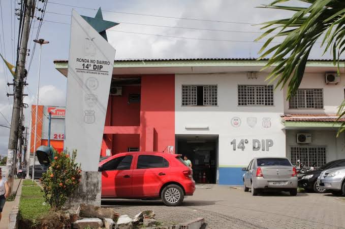 Suspeitos colidem contra carro durante fuga após roubo com arma falsa em Manaus