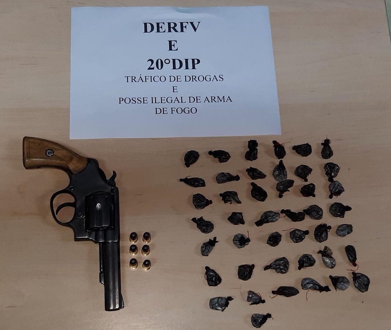 Polícia 'estoura' laboratório de drogas e acha caderno com anotações em Manaus