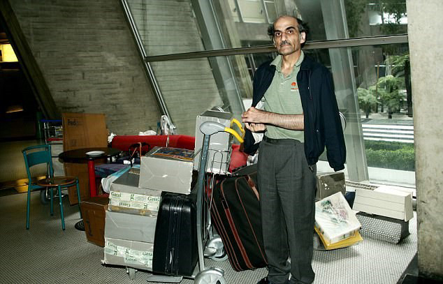 Morre refugiado iraniano que morou 18 anos no aeroporto de Paris