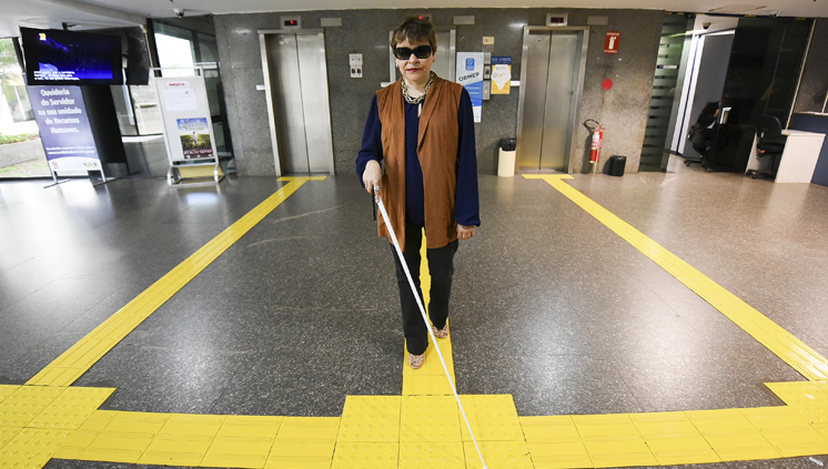 PL prevê criação de piso tátil para pessoas com deficiência visual em Manaus