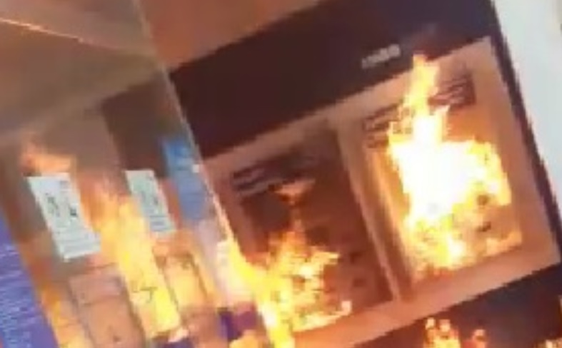 Vídeo: CV põe fogo em caixas eletrônicos da Caixa Econômica em Manaus