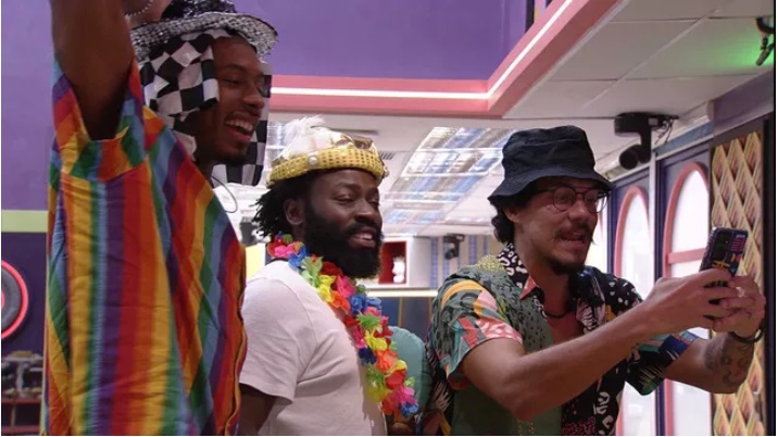 Eliezer, PA e DG comemoram ao ver Natália e Brunna no desfile da Beija-Flor