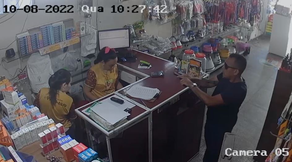 Homem armado finge ser cliente e assalta pet shop em Manaus; veja vídeo