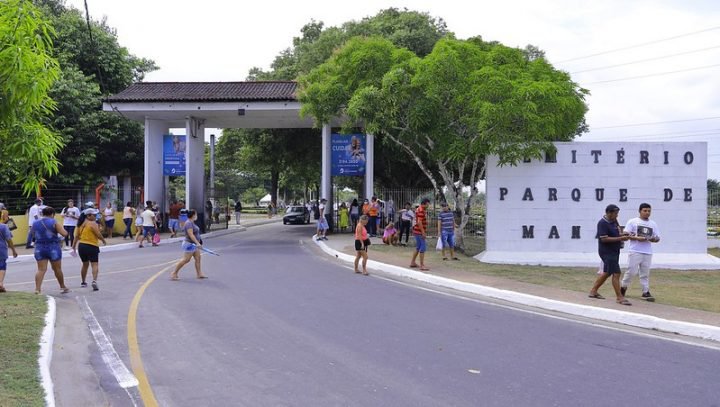 Visitação em cemitérios de Manaus tem mais de 300 mil pessoas durante 'Dia dos Pais'